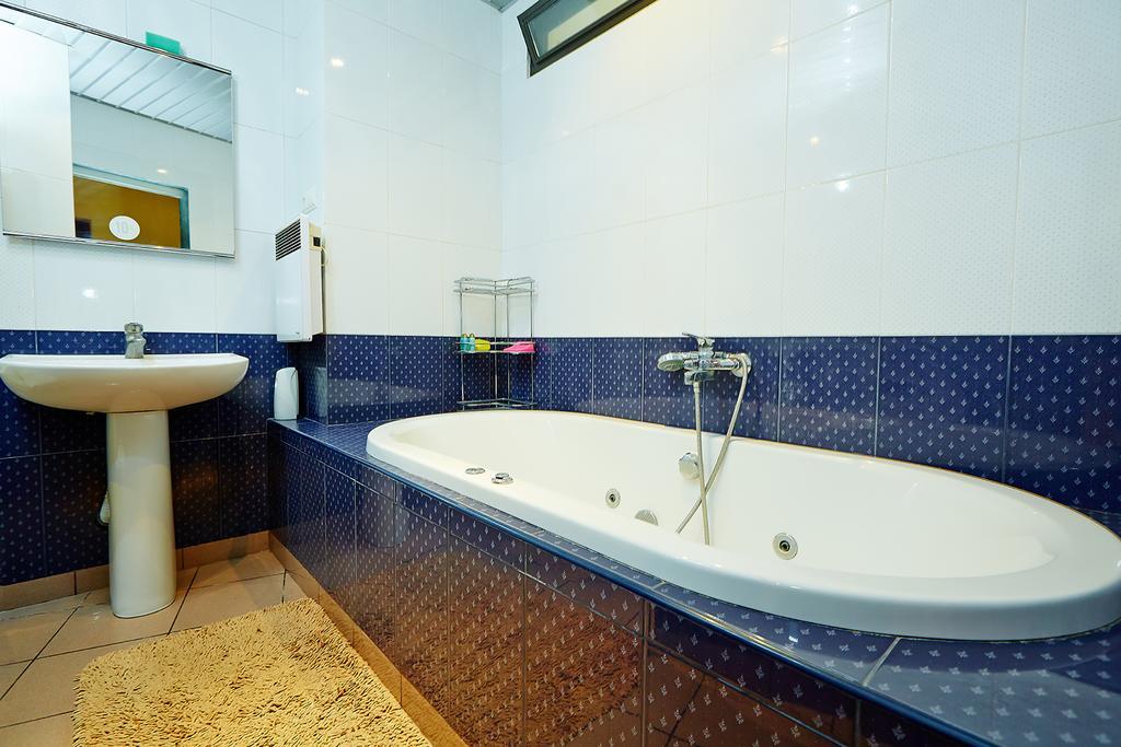 Apartment Deribasovskaya with jacuzzi Odessa Buitenkant foto